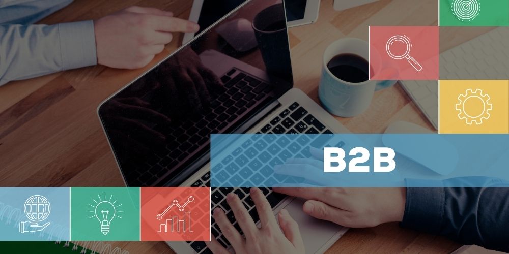 cán bộ hải quan đang kiểm tra hồ sơ và hàng hóa nhập khẩu tại cảng Việt Nam